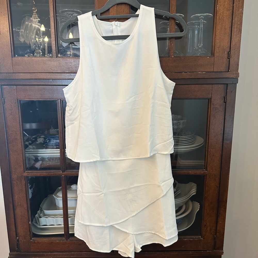 Elegant White Sleeveless Women's Set